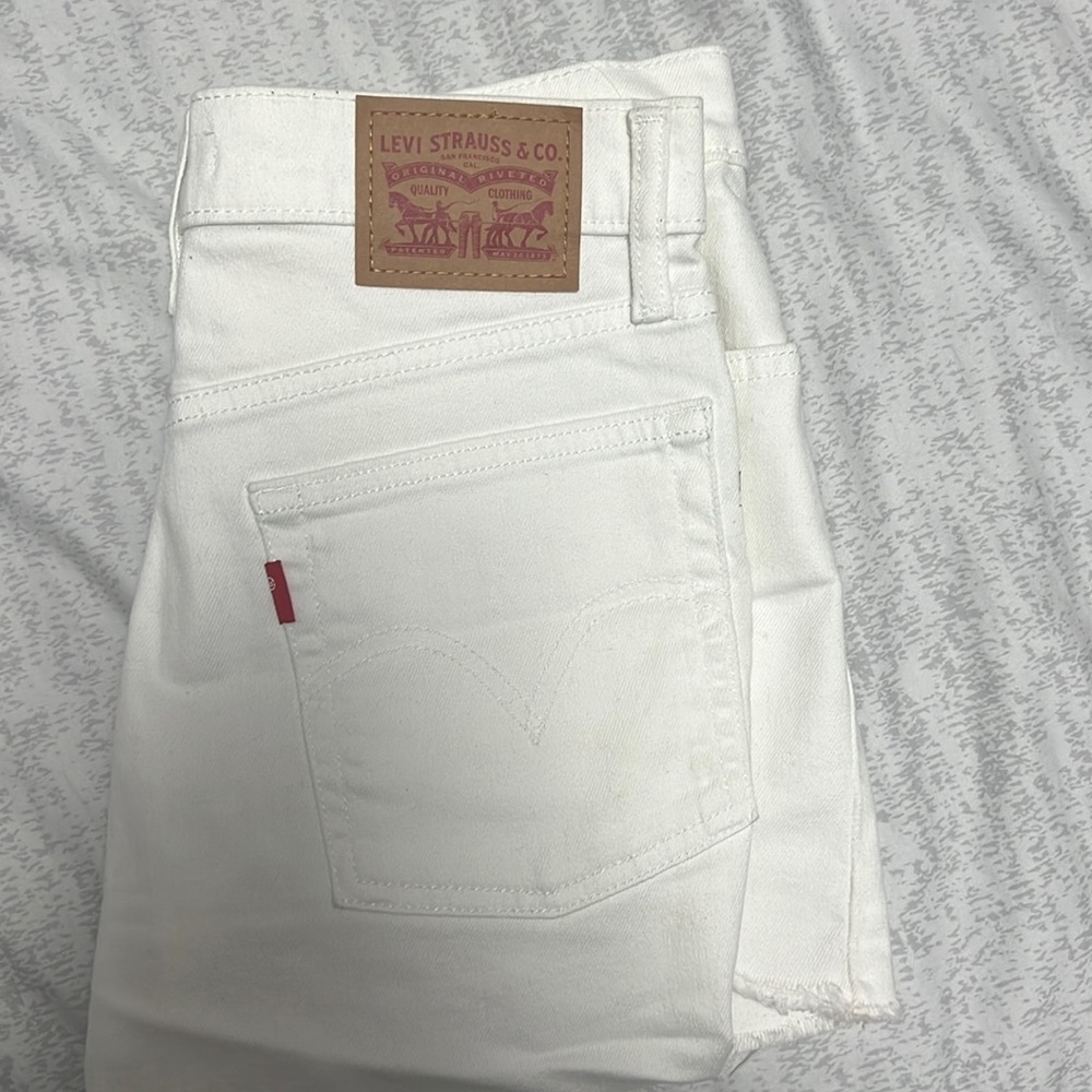 White high reuse Levi’s shorts